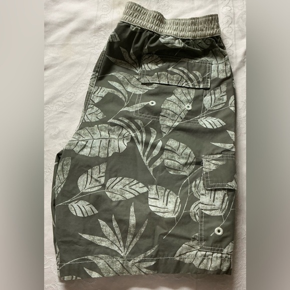Tommy Bahama Men’s Green and Cream Tropical Board Shorts - Picture 14 of 15